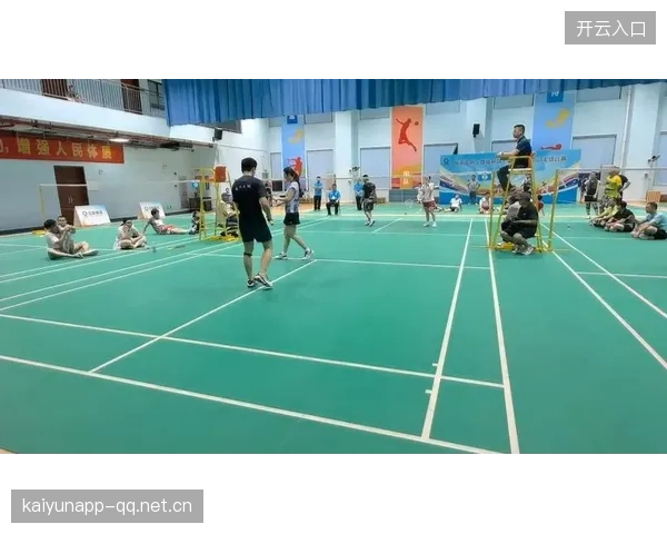 羽毛球贴网小球触网滚入——赛场中的神奇一幕